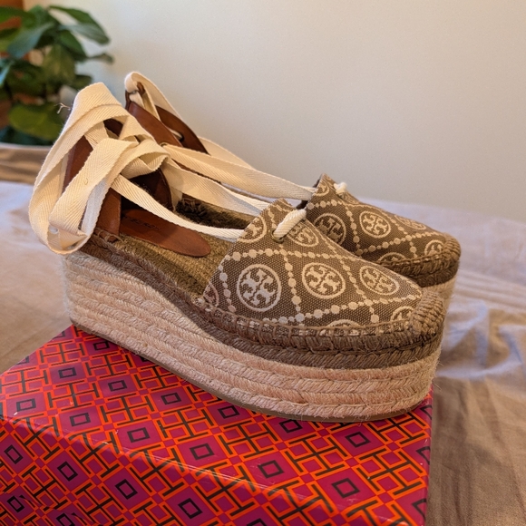 NEW Never Worn Size 7 Tory Burch T Monogram Espadrille Wedge 75mm - Picture 4 of 5